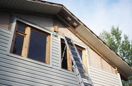 Construction of the frame house. Siding installation